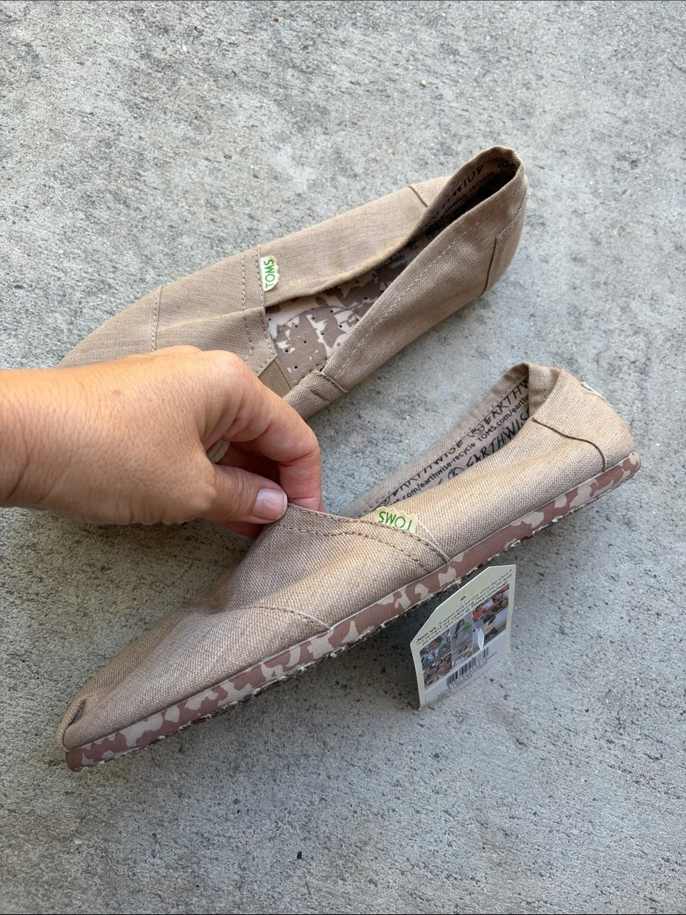 Toms Men’s Classic canvas slip ons nwt earth wise color sand recyclable 11Us